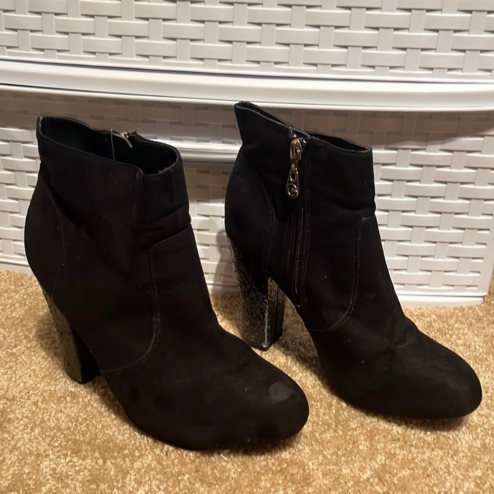 Brand: By Guess  Size: 7  Color: Black with sparkle heel